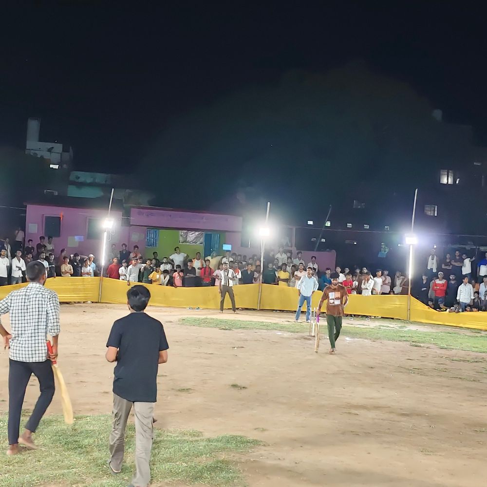 जगदीशपुर में शॉर्ट बाउंड्री नाइट क्रिकेट टूर्नामेंट:नगर पंचायत चेयरमैन ने किया उद्घाटन, 16 टीमें ले रहीं हिस्सा
