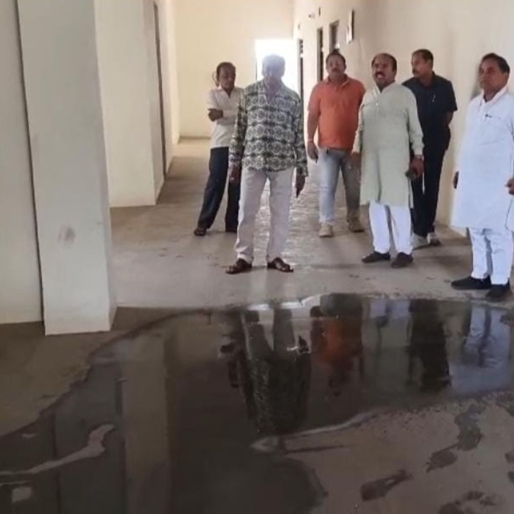 8 करोड़ के नए तहसील भवन की खुली पोल:  बारिश में कई जगह से टपकी छत, गलियारों में भरा पानी; अफसर बोले- कचरा जम गया होगा – Khandwa News