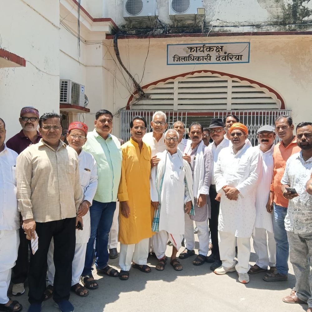 भाजपा पदाधिकारी पर जिला बदर, राजनीतिक साजिश का आरोप:देवरिया में भाजपाइयों ने डीएम को सौंपा ज्ञापन, कार्रवाई रद्द करने की मांग