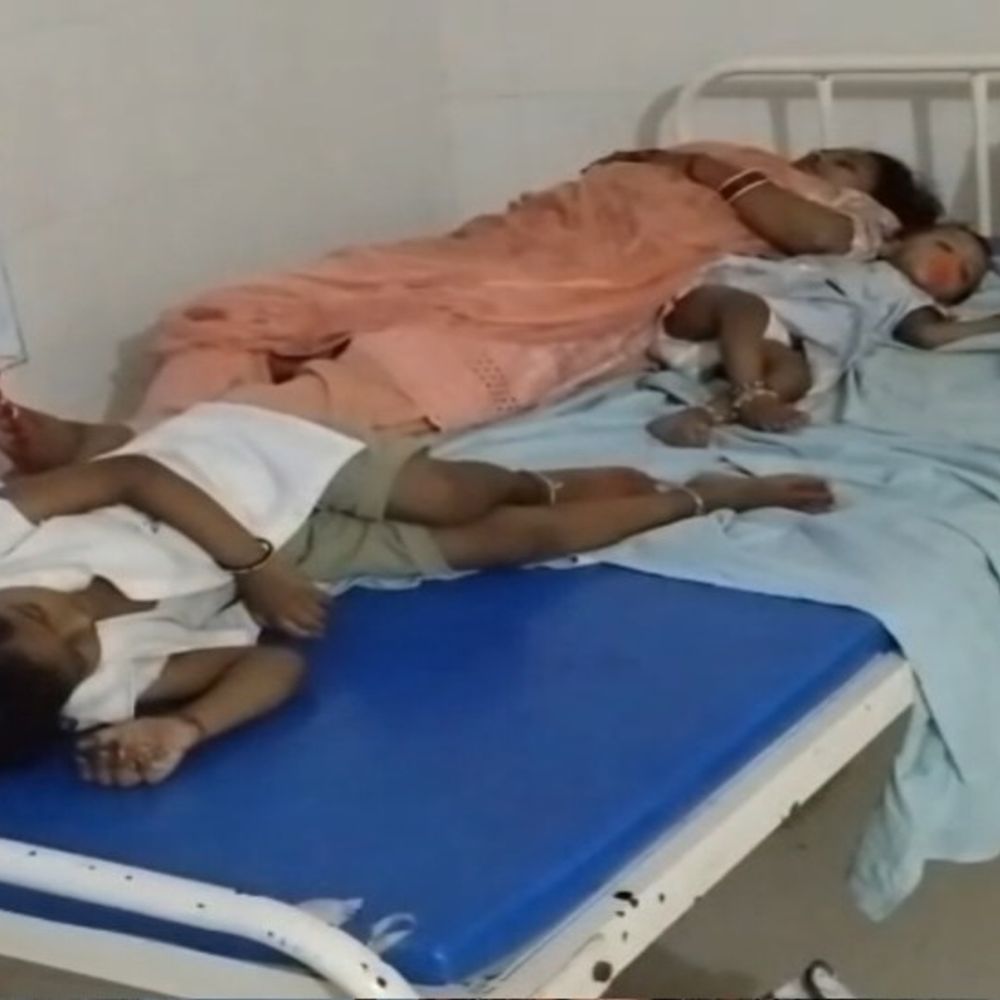 हरदोई में गंगा एक्सप्रेस-वे पर पलटी डबल डेकर बस:शाहजहांपुर के 50 यात्री घायल, सीएचसी में भर्ती, 12 गंभीर, हायर सेंटर रेफर