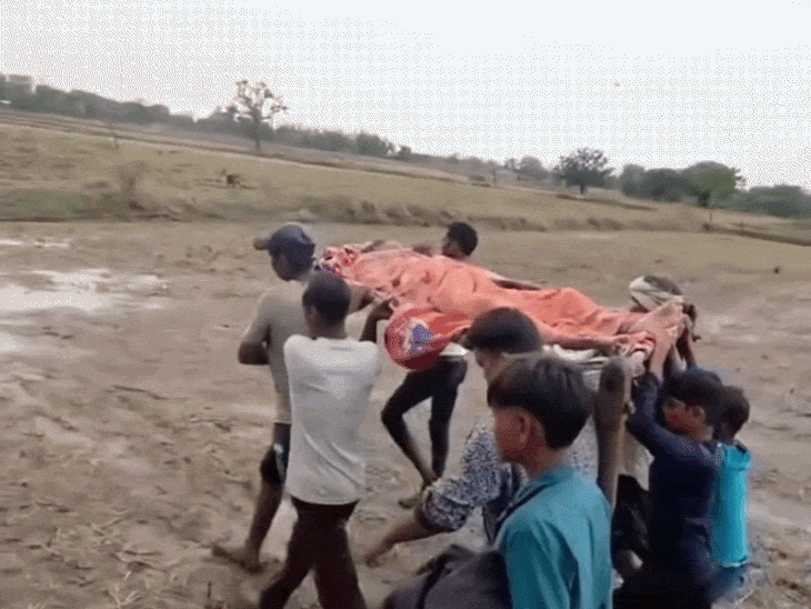 सड़क नहीं होने पर खाट से 2 किमी लाए:  रीवा में अस्पताल पहुंचने से पहले महिला की मौत; ग्रामीण बोले- स्वीकृत के बाद भी नहीं बनी रोड – Rewa News