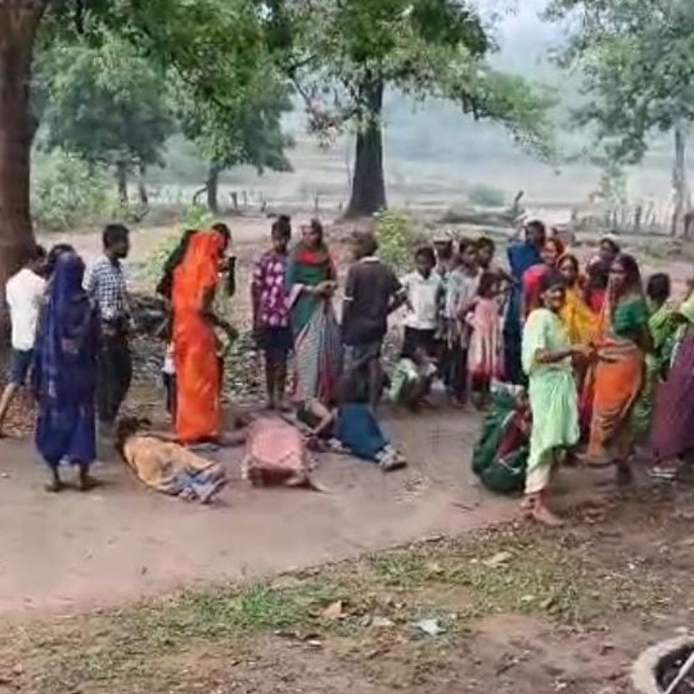 कोरबा में मजदूरों से भरी पिकअप पलटी, पेड़ से टकराई:हादसे में 9 घायल, 3 की हालत गंभीर; कार्बन फैक्ट्री जा रहे थे