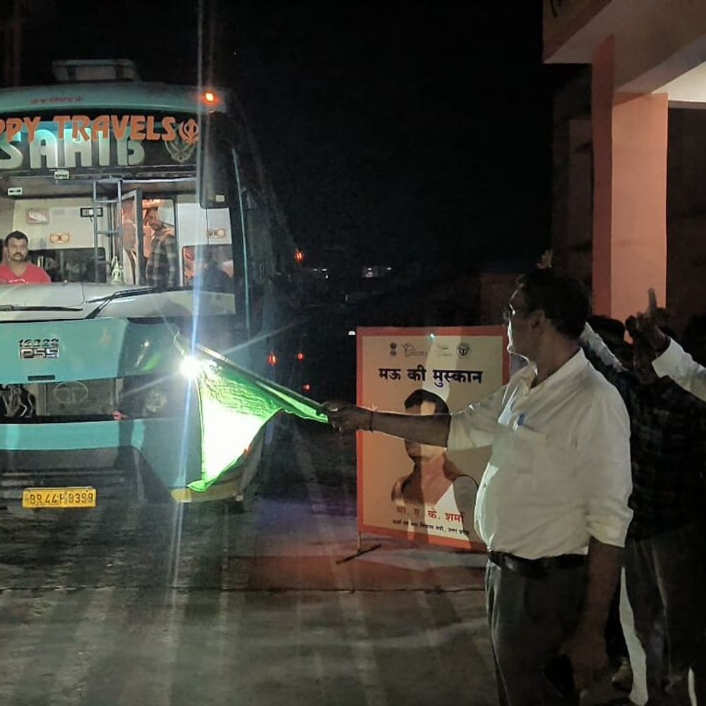 मऊ के 140 युवाओं को मिला रोजगार:रिलायंस रिफाइनरी जामनगर के लिए दो बसों से हुए रवाना