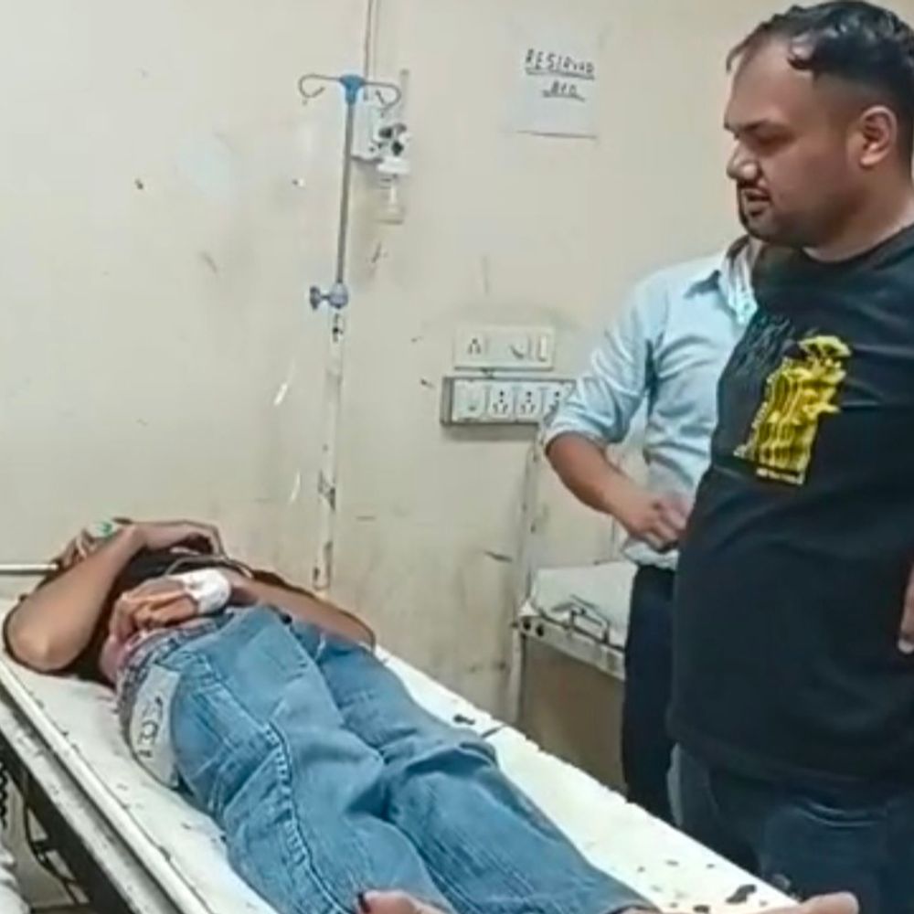 दो बाइक में आमने-सामने की जोरदार टक्कर, 1 युवक घायल:सिर में लगी गंभीर चोट, डीबी अस्पताल से हायर सेंटर रेफर