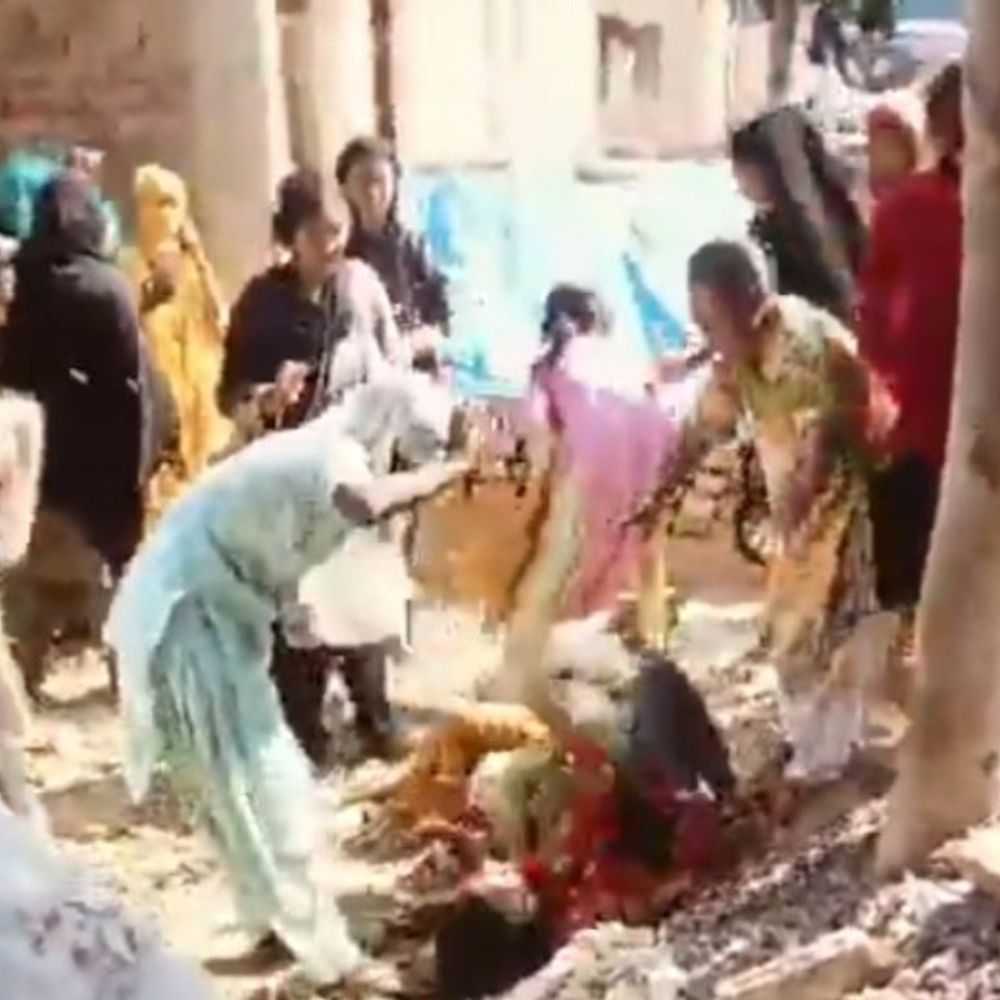 प्रयागराज में महिलाओं की मारपीट का VIDEO वायरल:महिला पर हमला, अभद्र टिप्पणियां; मऊआइमा में पुलिस ने जांच शुरू की