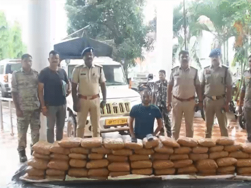 सीक्रेट टिप मिली, 1 करोड़ का गांजा पकड़ा गया:नाकाबंदी देख तस्कर भागे, एक गिरफ्तार, दूसरा फरार, बस्तर के रास्ते UP जा रही थी खेप
