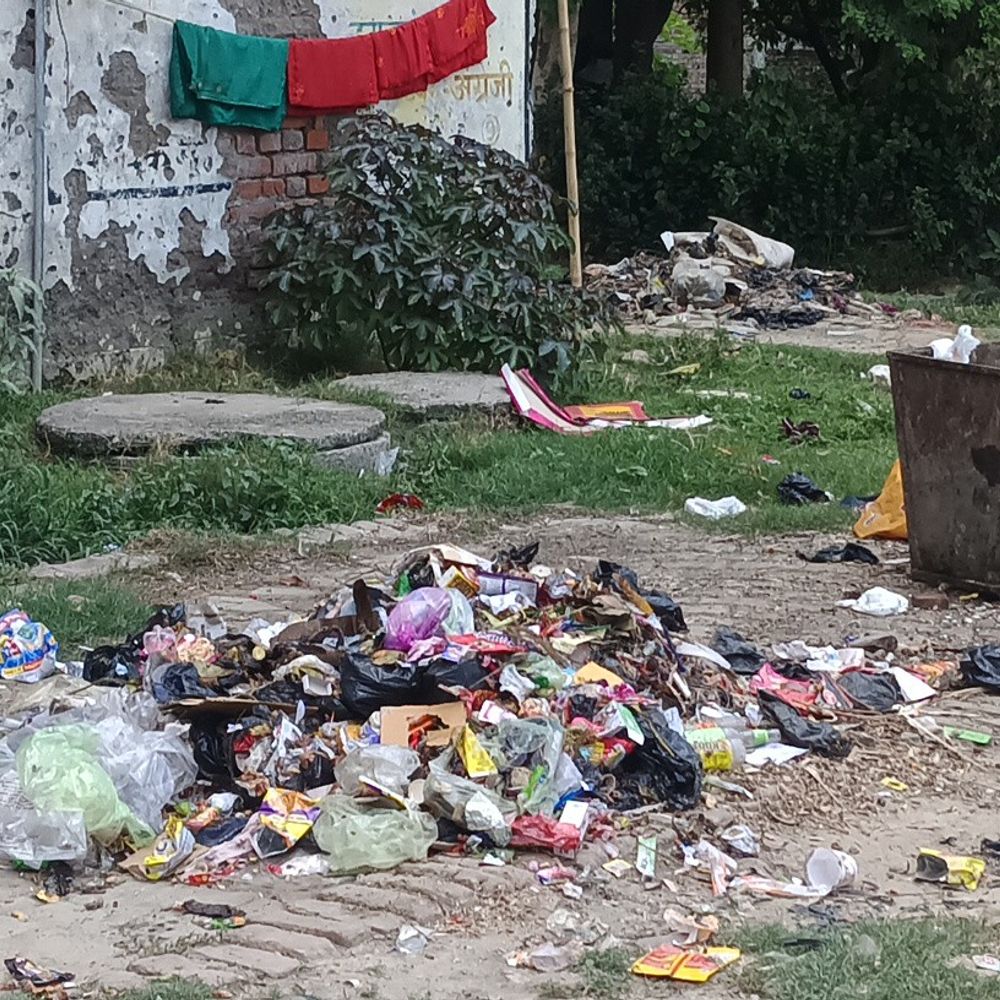 पोखरा आवास के पास कूड़े के बदबू से ग्रामीण परेशान:बोले- सुबह 11:53 बजे तक नहीं उठाया जाता कूड़ा