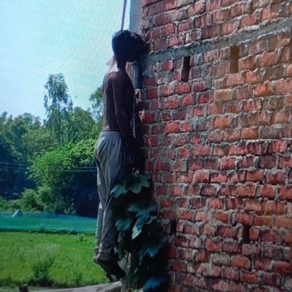 घर के पीछे सरिया से लटका मिला युवक का शव:पिता ने ससुरालवालों पर हत्या का लगाया आरोप, कहा- बेटे को बेरहमी से पीटा था