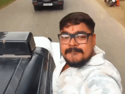 बदायूं में युवक ने चलती कार से निकलकर बनाया, VIDEO:खिड़की से लटककर बनाई REEL, राजेश यादव जिंदाबाद के नारे लगाए