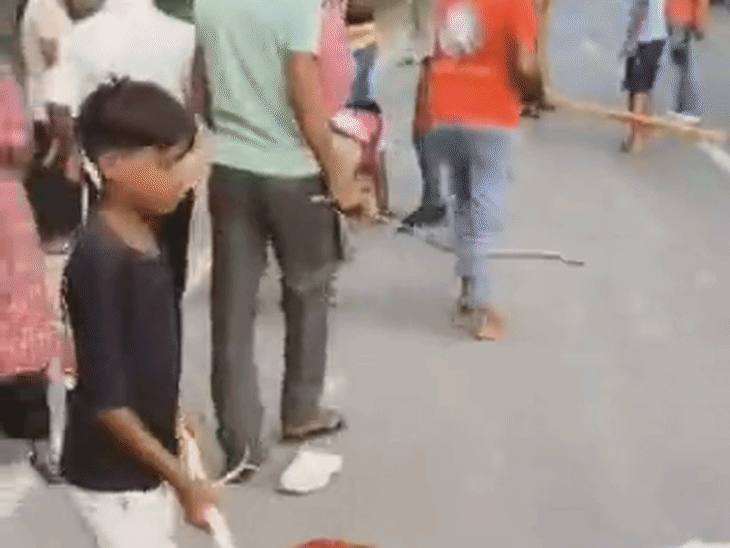 ठेका बंद कराने को लेकर हंगामा, पुलिसकर्मियों से मारपीट, VIDEO:ग्रामीणों ने सादी वर्दी में आए पुलिसवालों पर चलाई लाठी, 2 दरोगा समेत कई घायल