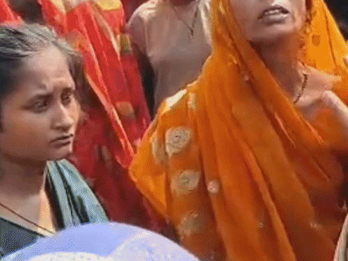 घर के बाहर खेल रहे मासूम को ट्रैक्टर ने कुचला:गुस्साए लोगों ने हाईवे जाम किया, अधिकारियों ने समझाकर निकलवाए वाहन