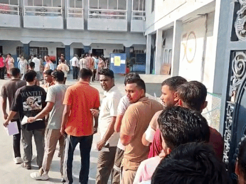 एलडीसी एग्जाम- एक घंटे पहले चेकिंग कर दी एंट्री:अजमेर में 82 और किशनगढ़ में 12 परीक्षा केंद्र बनाए, 30 हजार से ज्यादा कैंडिडेट्स रजिस्टर्ड