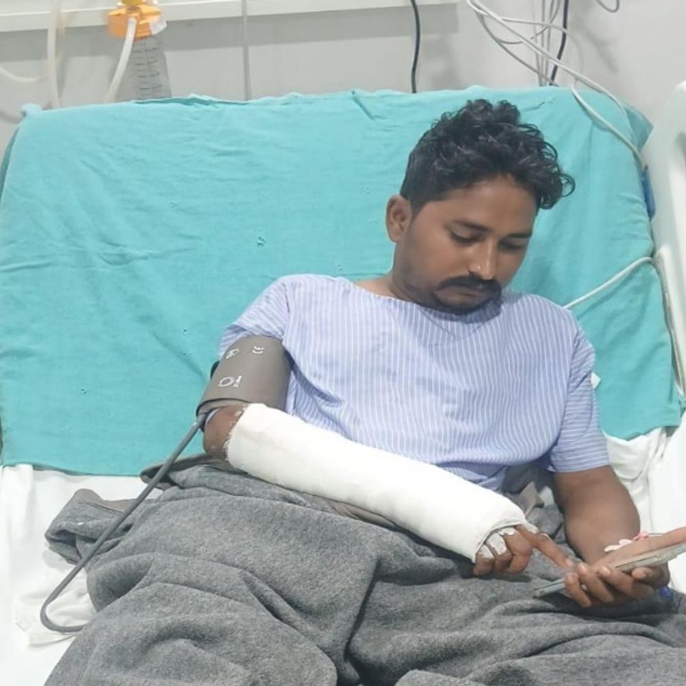 ग्वालियर में ओवरलोड ई-रिक्शा ने पुलिस आरक्षक को मारी टक्कर:गश्त पर जा रहा था आरक्षक, पैर फ्रैक्चर, सिर में भी लगी चोट; चालक फरार