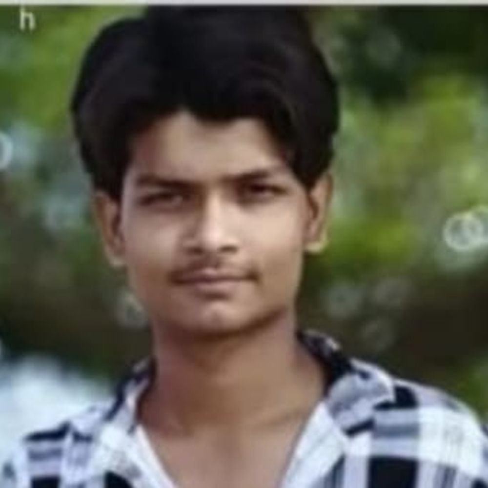 पेड़ से टकराई बाइक, दो युवकों की मौत:महराजगंज में जन्मदिन मनाने जा रहे थे दोस्त, महराजगंज में हादसा