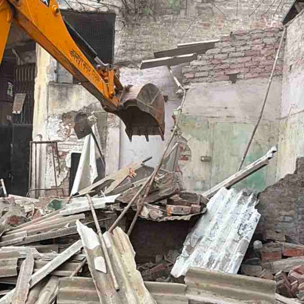जाजमऊ में सड़क चौड़ीकरण का रास्ता साफ:नगर निगम का बुलडोजर गरजा, 13 दुकानें और अतिक्रमण ध्वस्त