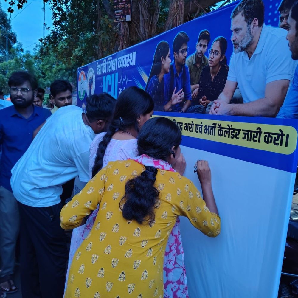 कांग्रेस ने प्रयागराज में छात्रों के बीच हस्ताक्षर अभियान चलाया:शिक्षा, रोजगार और पेपर लीक जैसे मुद्दों पर समर्थन मांगा