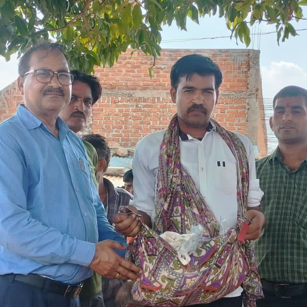 चित्रकूट में किसानों को उन्नत तिल के बीज बांटे:प्रमाणित बीज और कृषि सामग्री वितरित, 60 एकड़ में होगी उपज