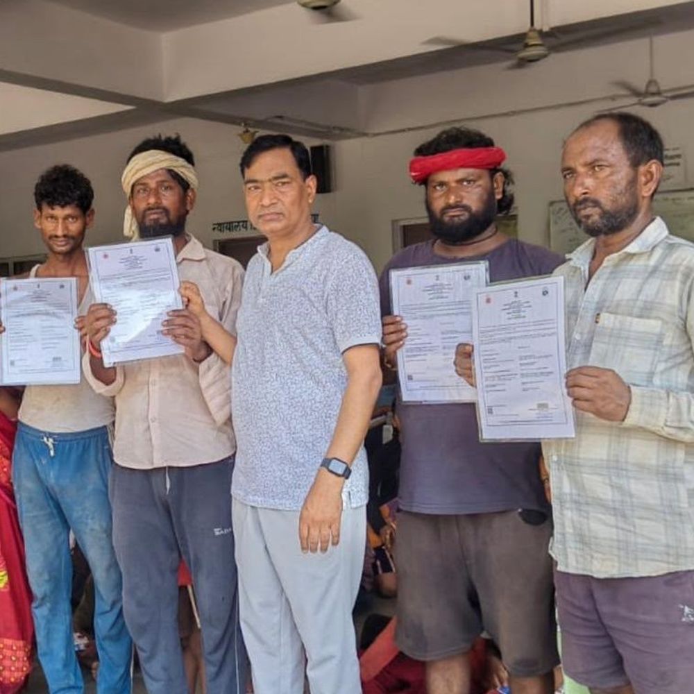 औरैया जिलाधिकारी ने छात्रों को बांटी पाठ्य सामग्री:जन्म प्रमाण पत्र भी दिए, 'डीएम सर की पाठशाला' में पढ़ाई