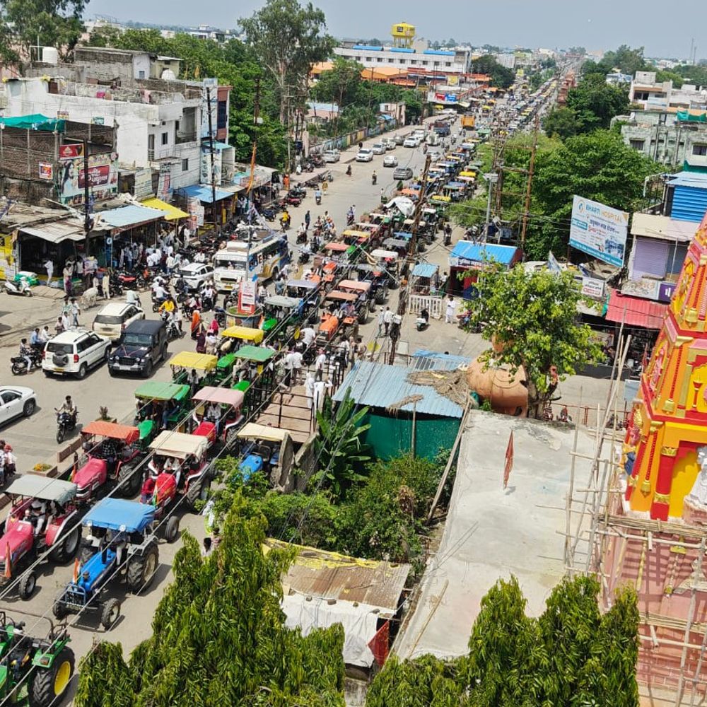 मूंग खरीदी की मांग पर किसानों ने हाईवे जाम किया:भैरुंदा में ट्रैक्टर मार्च के बाद इंदौर-भोपाल मार्ग पर धरना, कलेक्टर को ही ज्ञापन देने पर अड़े किसान