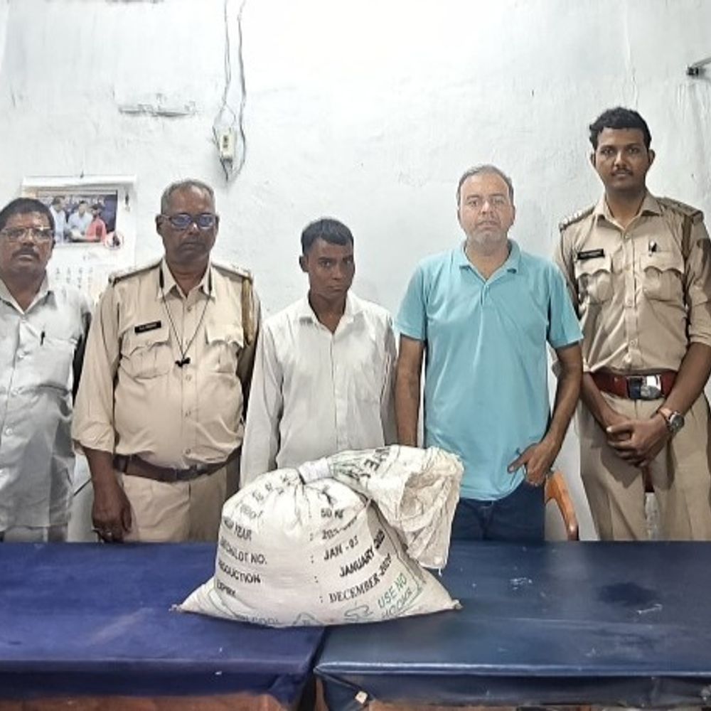सक्ती में अवैध महुआ शराब पर कार्रवाई, एक आरोपी गिरफ्तार:आबकारी विभाग ने छापा मारकर 27.6 लीटर महुआ शराब किया जब्त, आरोपी को जेल भेजा
