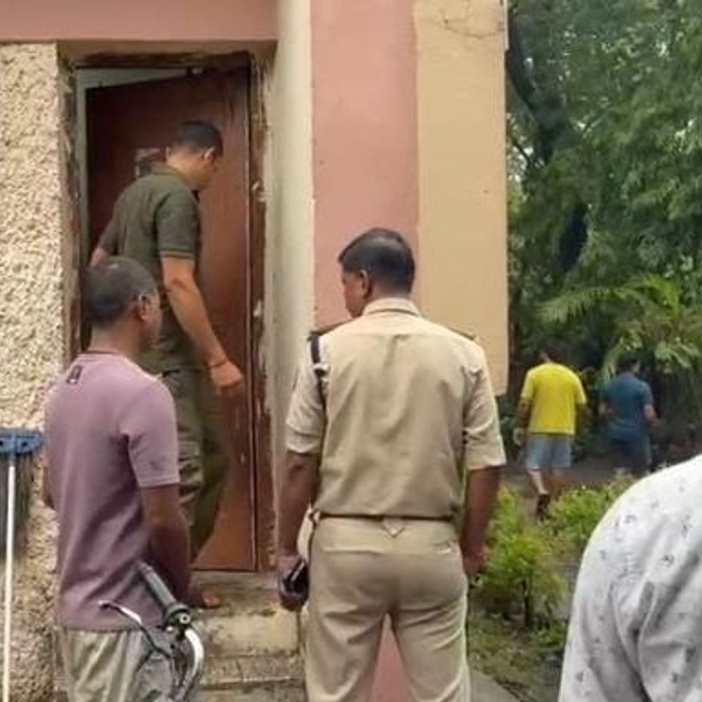 LIC ऑफिस में सुरक्षाकर्मी का शव फंदे पर मिला:कान पर हेडफोन लगा था, रातभर फोन नहीं उठाया; कोरबा पुलिस जांच में जुटी