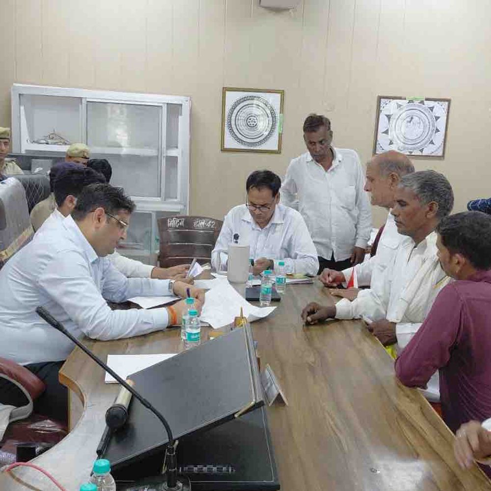 गाजियाबाद में समाधान दिवस में पहुंचीं 197 शिकायतें:15 मामलों का मौके पर निस्तारण, बाकी संबंधित विभागों को भेजे गए