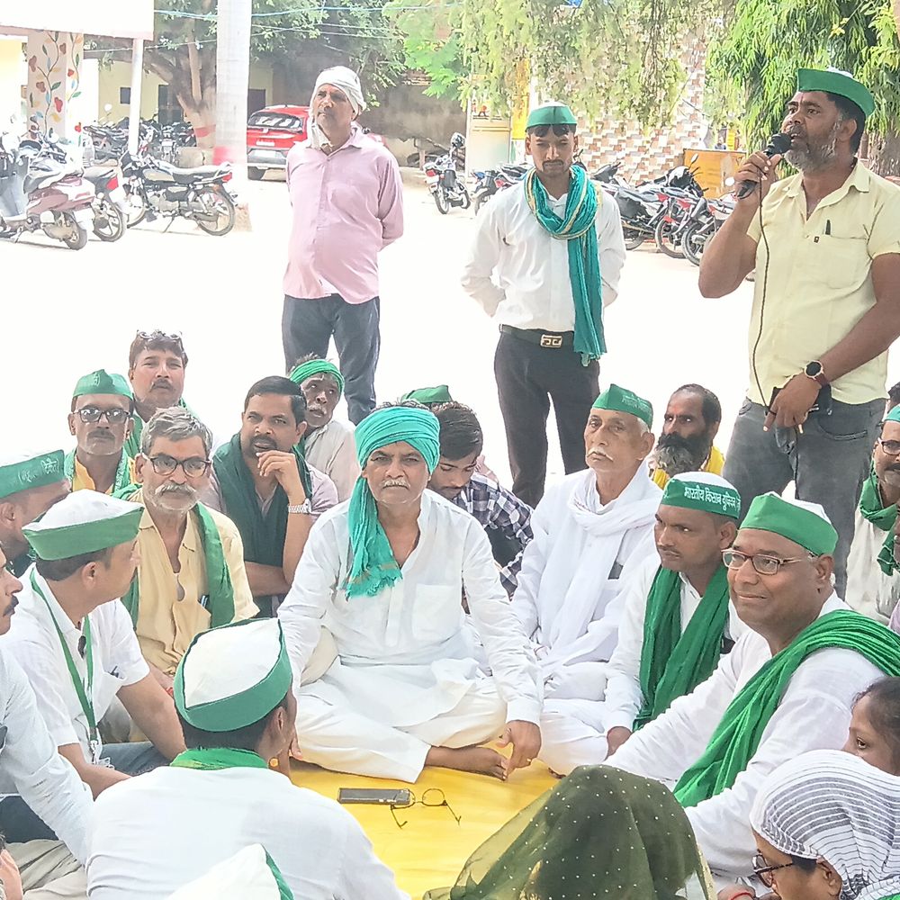 खाद संकट पर किसान विकास भवन पहुंचे, धरना दिया:भाकियू ने चेतावनी दी, खाद नहीं मिली तो अनिश्चितकालीन आंदोलन