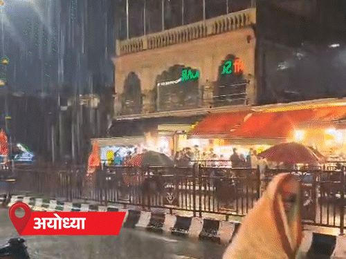 प्रयागराज में तेज बारिश, 75 जिलों में अलर्ट:काशी में स्टेशन की छत झरने जैसी बही, सहारनपुर में नदी उफनाई, पुलिस बोली-यहां से जल्दी जाओ