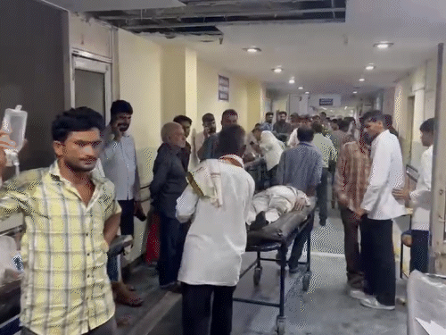 एफटीआई ऑफिस की छत गिरी, 10 से ज्यादा मजदूर घायल:एसएमएस ट्रॉमा सेंटर में मची अफरा-तफरी, गंभीर घायलों का इलाज जारी