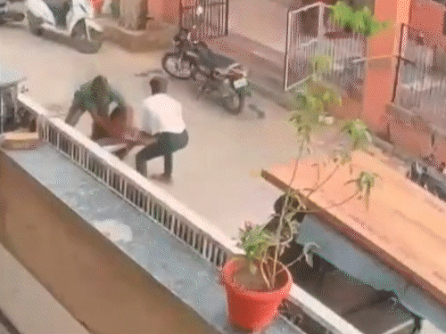 कारपेंटर ने मकान मालिक पर सरिया-डंडों से किया हमला:दादा को बचाने आए पोते का सिर फोड़ा, पैसे के लेन-देन को लेकर हुआ झगड़ा