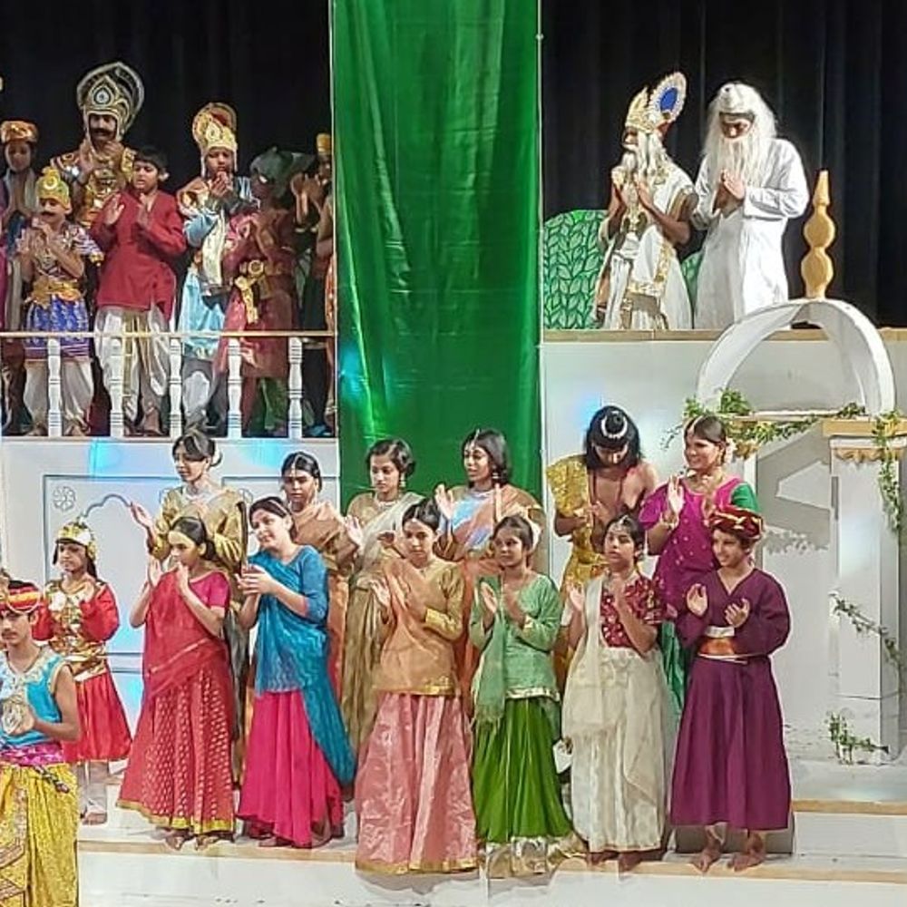 लखनऊ में भारतेन्दु नाट्य अकादमी में बाल रंगमंच सजी शाम:'कर्मण्येवाधिकारस्ते...' नाटक का प्रभावशाली मंचन