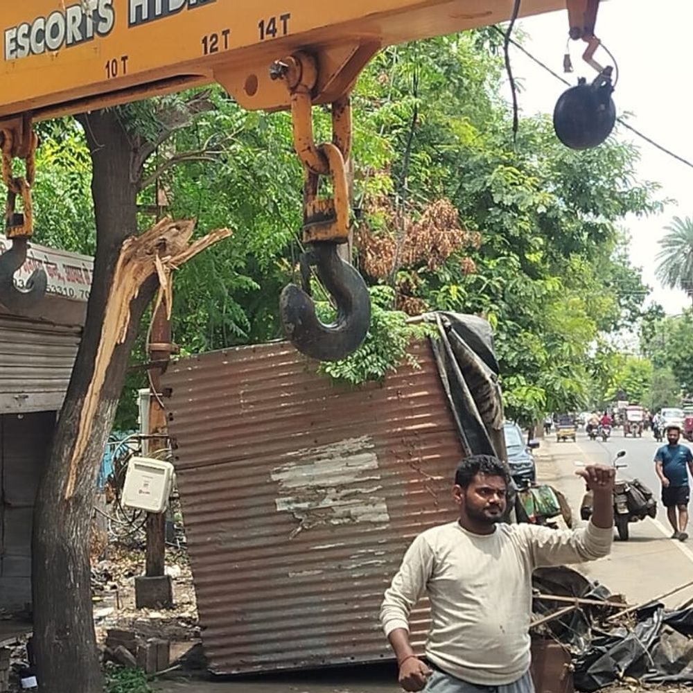 बांदा में चला अतिक्रमण हटाओ अभियान:मुख्यमंत्री योगी के दौरे से पहले प्रशासन ने की कार्रवाई, 22 दिन पहले हुई थी नोटिस