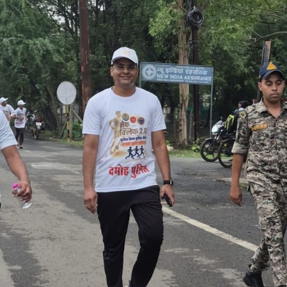 दमोह में साइबर जागरूकता मैराथन दौड़:  एसपी, सांसद, विधायक ने हरी झंडी दिखाकर रवाना किया; ठगी से बचने का संदेश – Damoh News