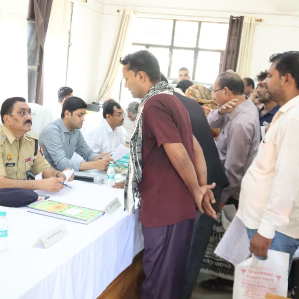 तहसील दिवस में डीएम ने सुनीं शिकायतें:मऊ में कुल 135 में से 18 का मौके पर हुआ निस्तारण