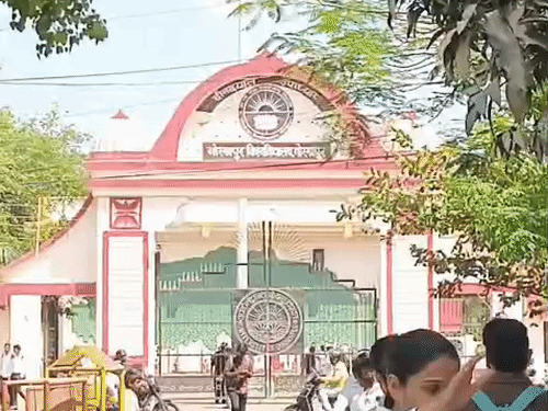 DDU में नियुक्तियों और प्रमोशन को मिली रफ्तार:रवि किशन समेत 3 बने प्रोफेसर ऑफ प्रैक्टिस, 156 शिक्षकों की हुई पदोन्नति