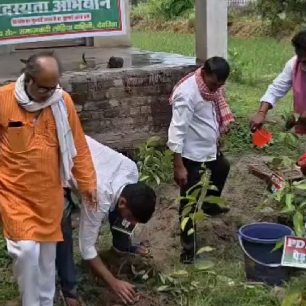 सपा लोहिया वाहिनी का 'हर बूथ, एक पेड़' अभियान पूरा:बरहज में पौधारोपण, बोले- युवाओं को रोजगार दिलाना प्राथमिकता