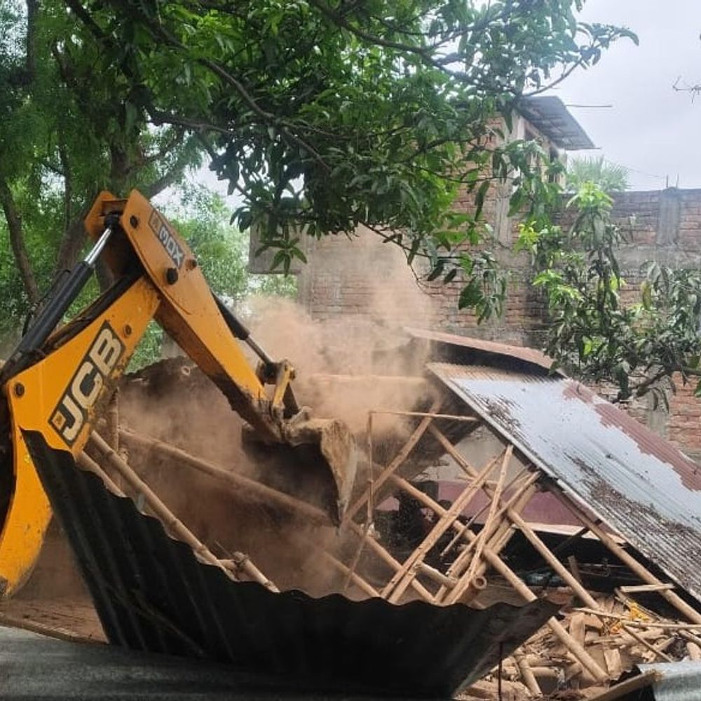 अवैध आरा मिलों पर वन विभाग ने की कार्रवाई:भागलपुर में दो स्थानों पर रेड; कीमती लकड़ियां-मशीनें जब्त