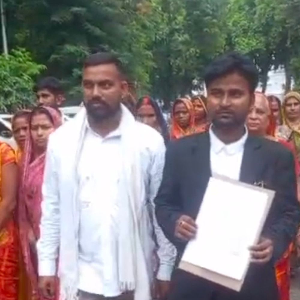 बलिया में भूमिहीन दलितों ने की आवासीय पट्टे की मांग:ग्राम समाज की जमीन की पैमाइश कर आवंटन की अपील