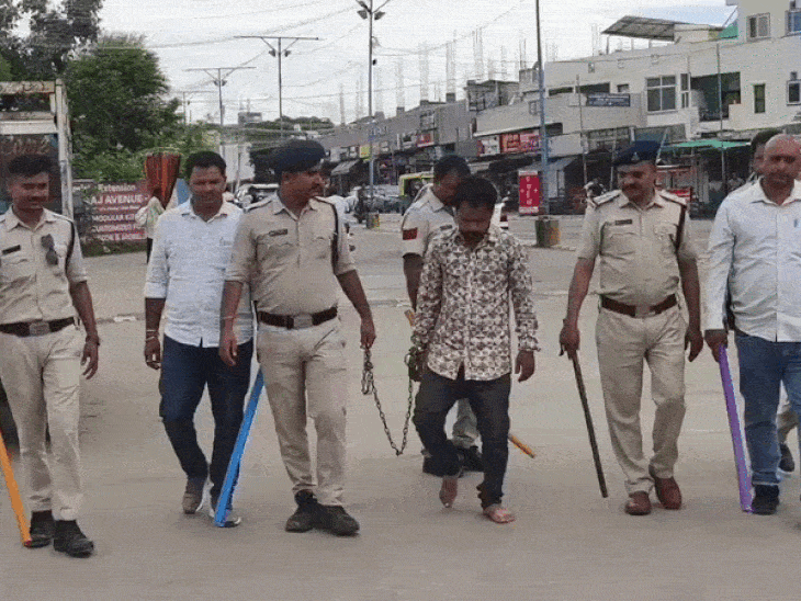 इंस्टाग्राम पर वीडियो वायरल होने के बाद पुलिस की कार्रवाई:भोपाल में युवती से अभद्रता करने वाला आरोपी गिरफ्तार, पुलिस ने इलाके में निकाला जुलूस