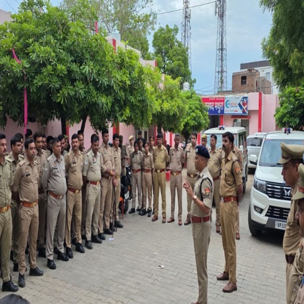 मथुरा में साइबर अपराधियों पर पुलिस का एक्शन:हॉट स्पॉट पर मारे छापे, 50 से ज्यादा ठगों को पकड़ा; मोबाइल, लैपटॉप बरामद