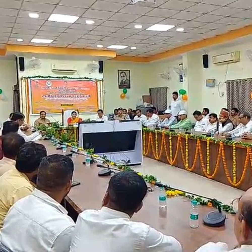 उन्नाव में प्रभारी मंत्री ने की समीक्षा बैठक:व्यापारियों की समस्याओं पर चर्चा, उद्योगों को बढ़ावा देने पर जोर
