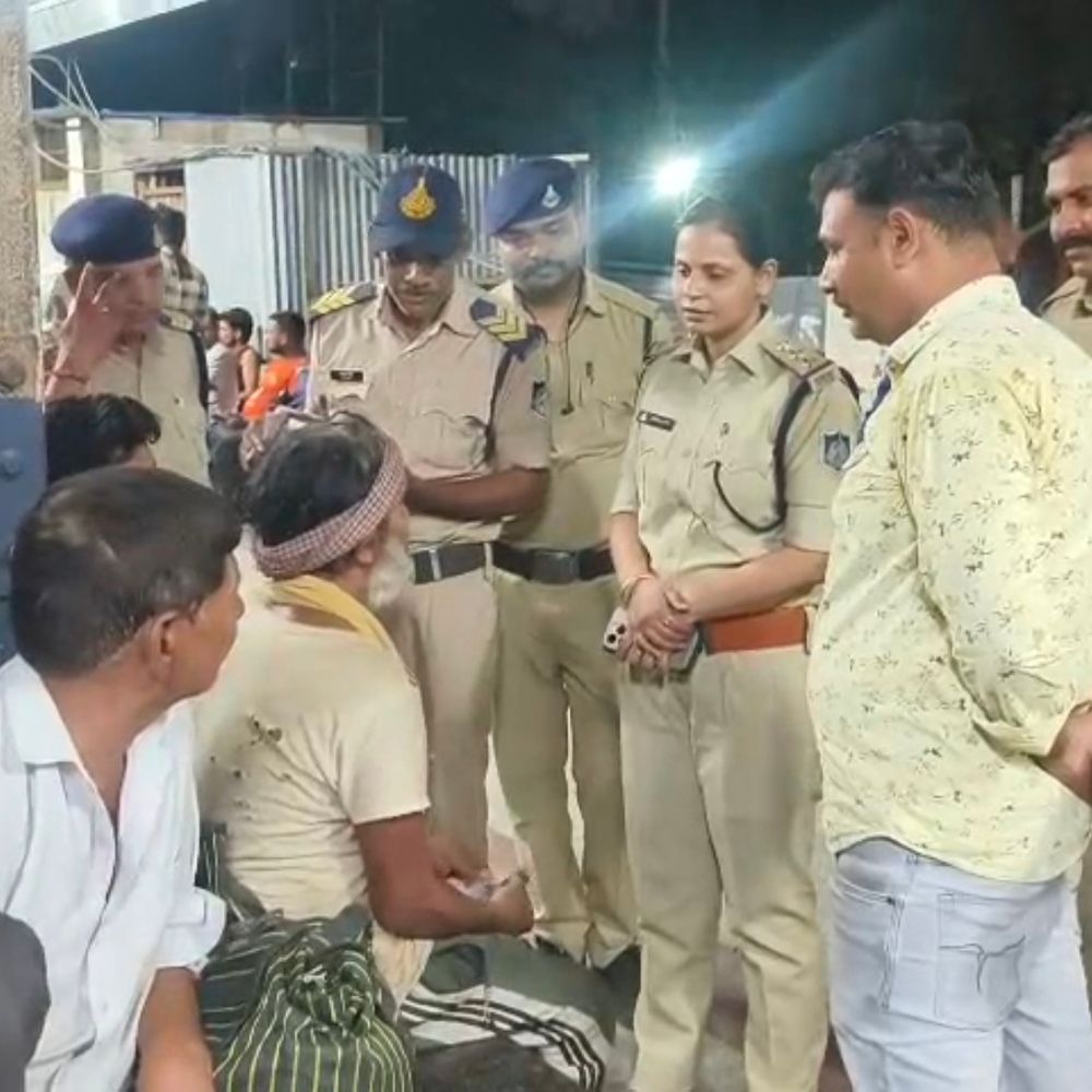 ग्वालियर स्टेशन पर पिता से बिछड़े दो बच्चे मिले:जीआरपी ने 'ऑपरेशन हमदर्द' के तहत परिवार से मिलाया