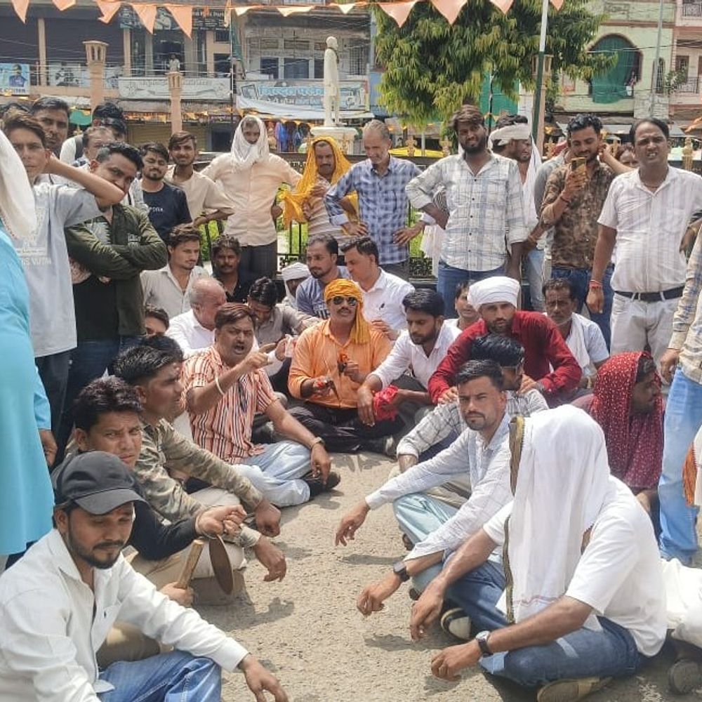 श्योपुर में बढ़ते अपराध पर लोगों में आक्रोश:मंजीरे बजाकर किया थाने का घेराव; चाकूबाजी, चोरी और रेप की घटनाओं से नाराजगी