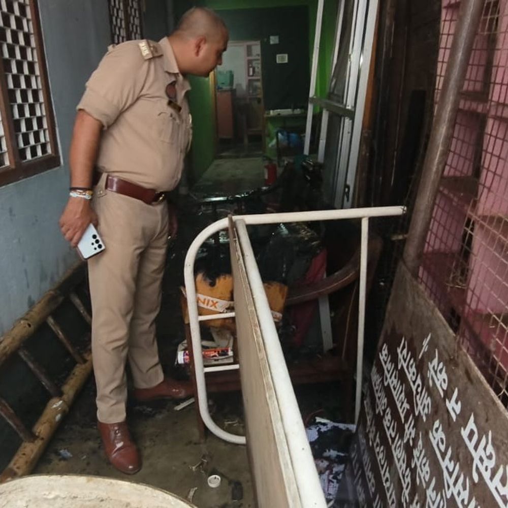 औरैया में मकान में लगी भीषण आग:गृहस्थी का सामान जलकर राख, दमकल ने बड़ा हादसा टाला