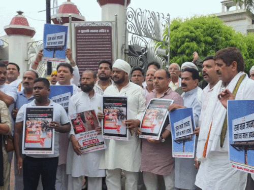 वाराणसी में कांग्रेस पार्टी ने निकाली सद्बुद्धि पदयात्रा:हनुमान मंदिर में हनुमान चालीसा का पाठ किया, बोले- राममंदिर मामले में निष्पक्ष जांच हो