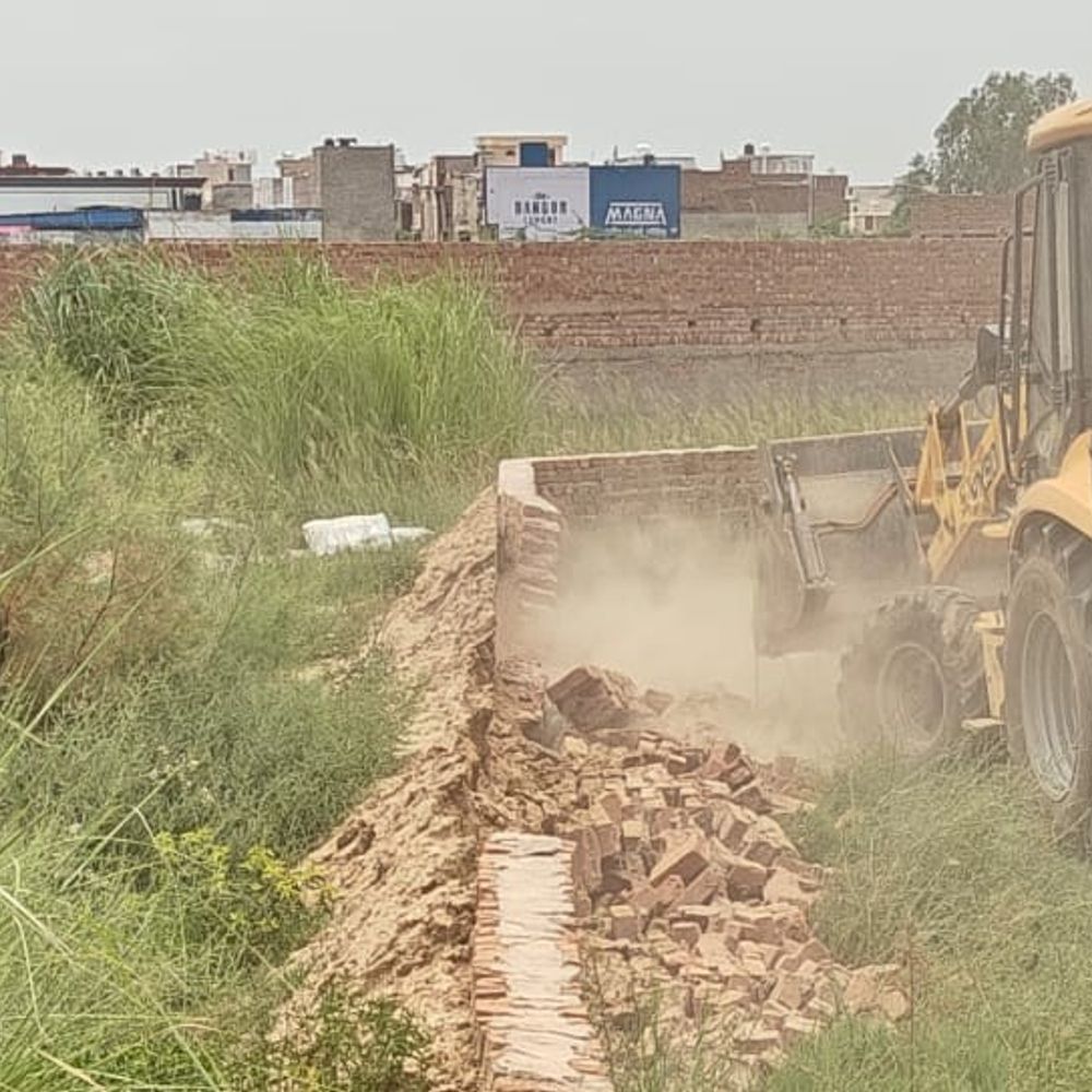 कोसीकलां में अनाधिकृत राधापुरम एन्कलेव कॉलोनी पर चला बुलडोजर:एमवीडीए ने बिना स्वीकृति बन रही कॉलोनी पर की ध्वस्तीकरण कार्रवाई