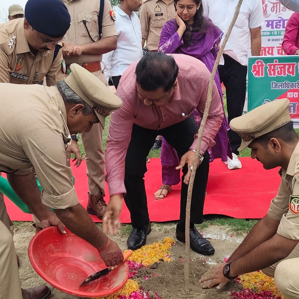 अमेठी पुलिस लाइन में वृहद वृक्षारोपण:वन महोत्सव का समापन, डीएम, एसपी, सीडीओ ने लगाए पौधे