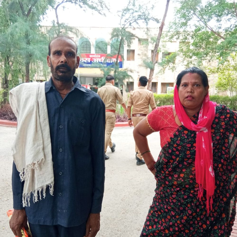 दिव्यांग दंपति ने दबंगों पर मारपीट का आरोप लगाया:न्याय के लिए एसपी कार्यालय पहुंचे, 5 हजार रुपये भी छीने