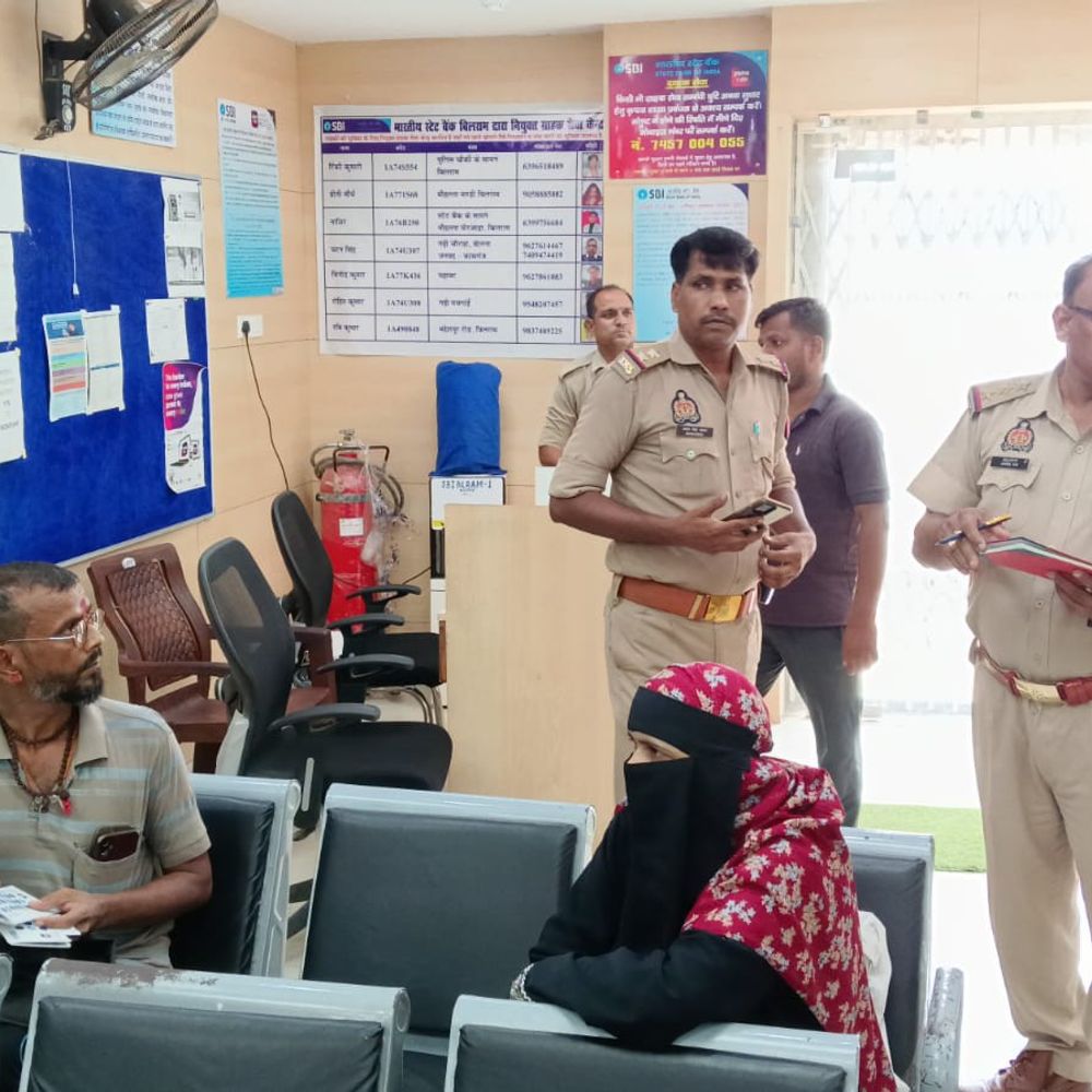 बैंक और एटीएम पर पुलिस की सघन चेकिंग:कासगंज में संदिग्धों से पूछताछ, सुरक्षा व्यवस्था परखी