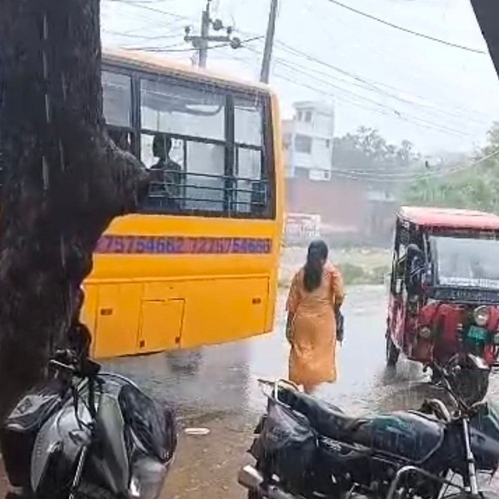 अमेठी में झमाझम बारिश, गर्मी से मिली राहत:फसलों को होगा फायदा, तापमान में 9 से 10 डिग्री की गिरावट आई